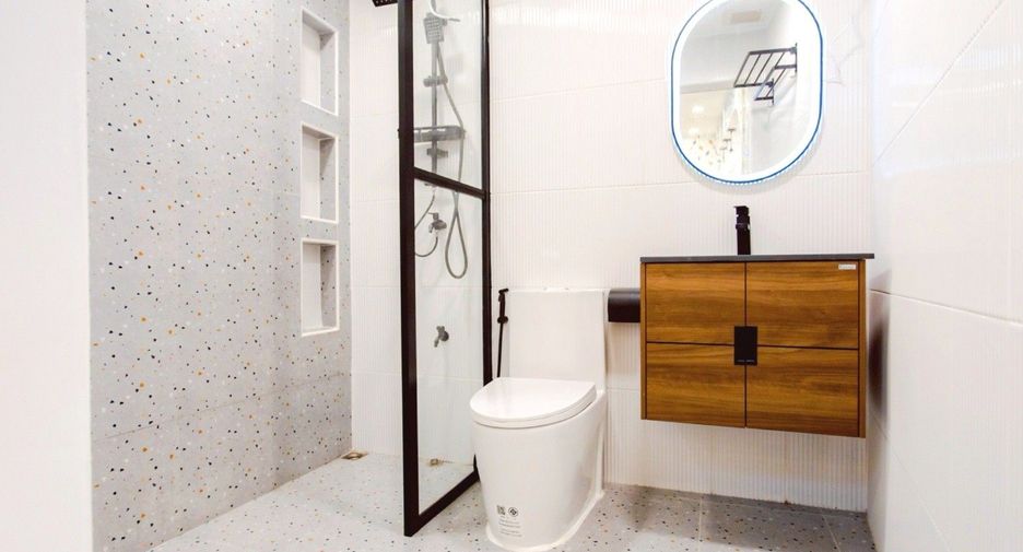 For sale 4 bedrooms townhouse in Wang Thonglang, Bangkok