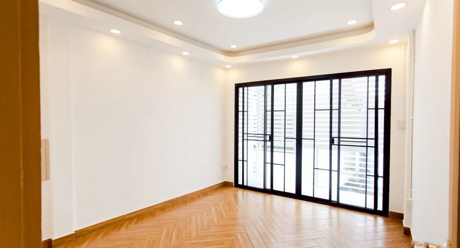 For sale 4 bedrooms townhouse in Wang Thonglang, Bangkok