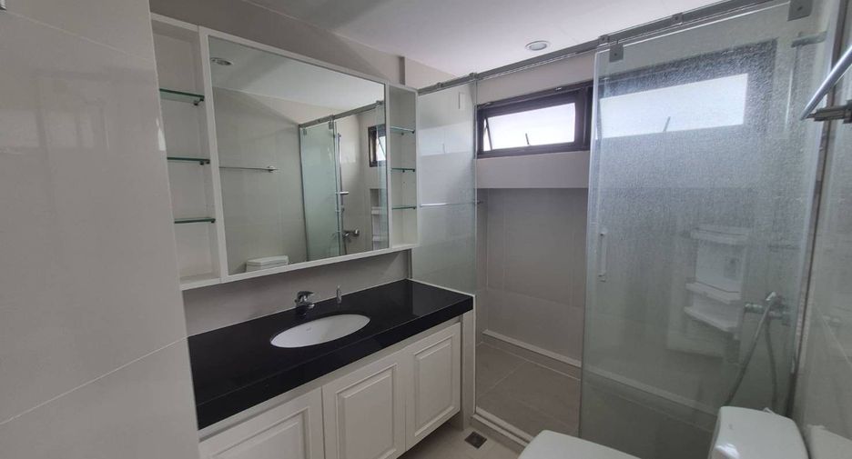 For rent 3 bedrooms condo in Sathon, Bangkok