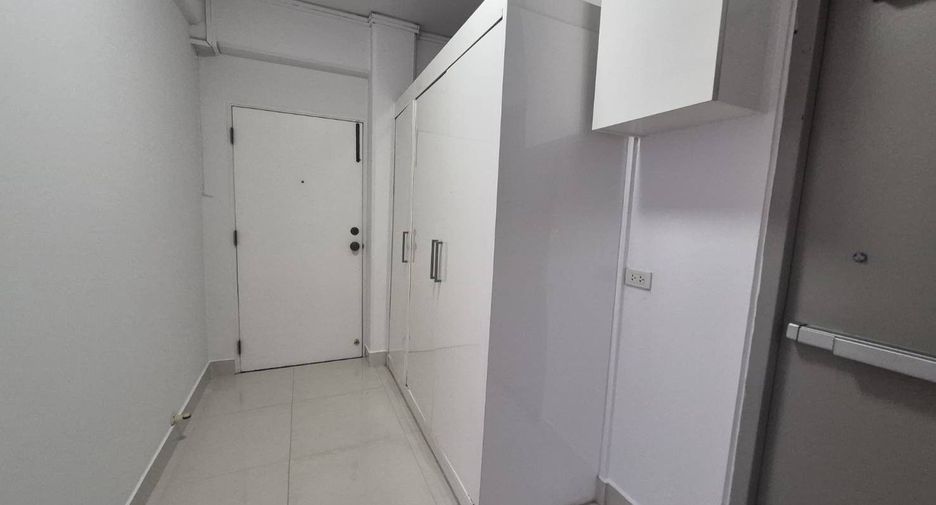 For rent 3 bedrooms condo in Sathon, Bangkok