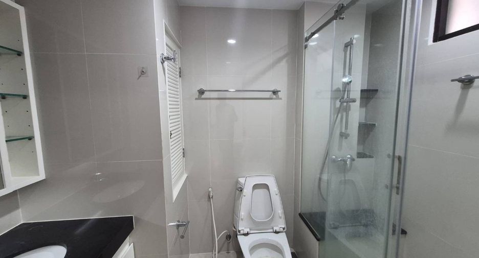 For rent 3 bedrooms condo in Sathon, Bangkok