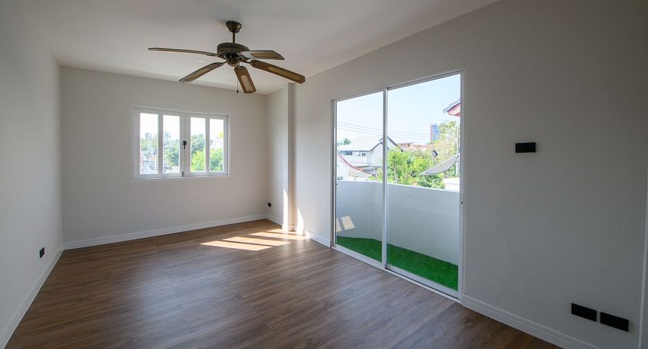 Haus zum Kauf mit 4 Zimmer in Bang Lamung, Chonburi