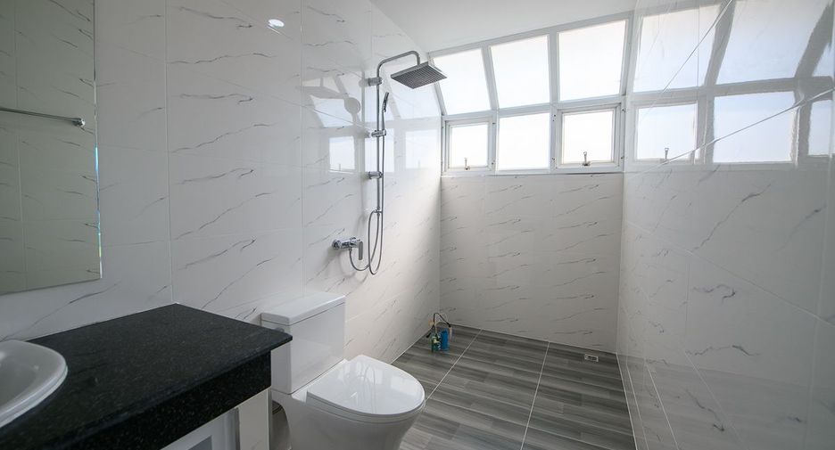 Haus zum Kauf mit 4 Zimmer in Bang Lamung, Chonburi