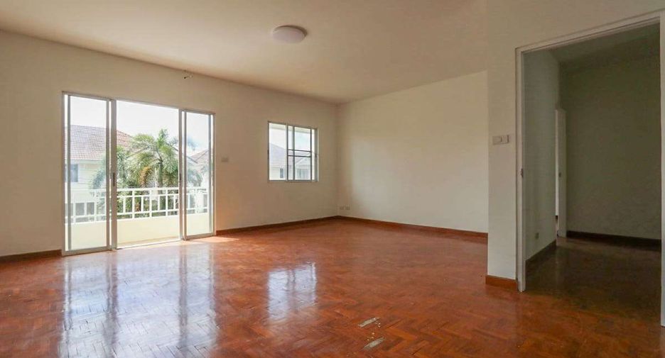 Casa en venta de 4 habitaciones en San Kamphaeng, Chiang Mai