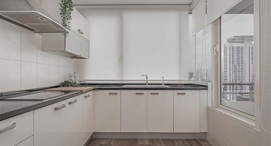 Condo en alquiler de 3 habitaciones en Watthana, Bangkok