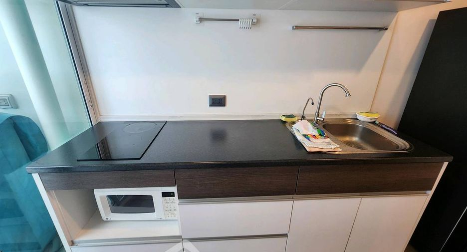 For rent 2 bedrooms condo in Huai Khwang, Bangkok