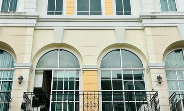 Casa adosada en alquiler de 3 habitaciones en Bueng Kum, Bangkok