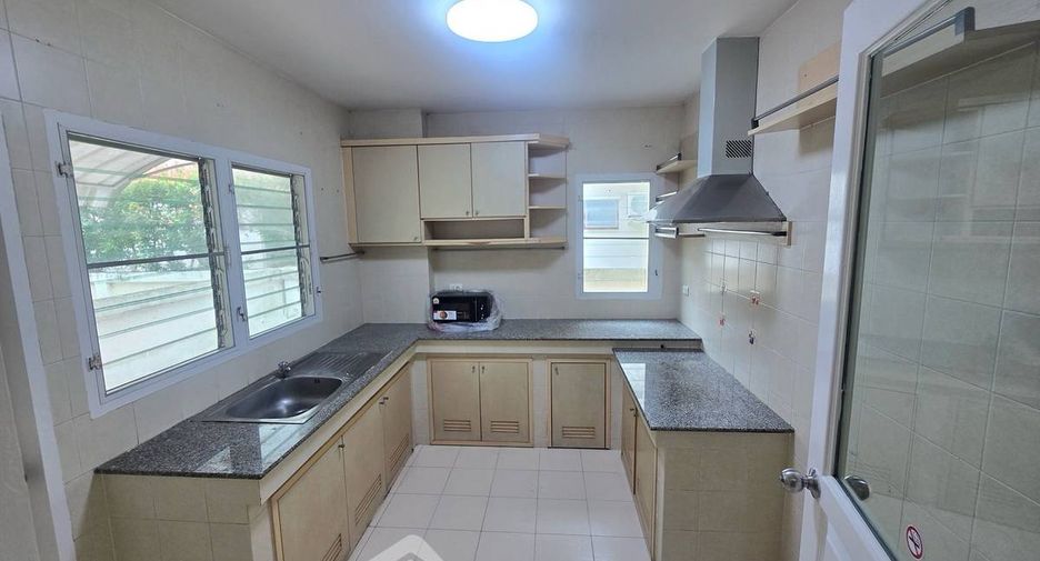 For rent 3 bedrooms house in Khan Na Yao, Bangkok