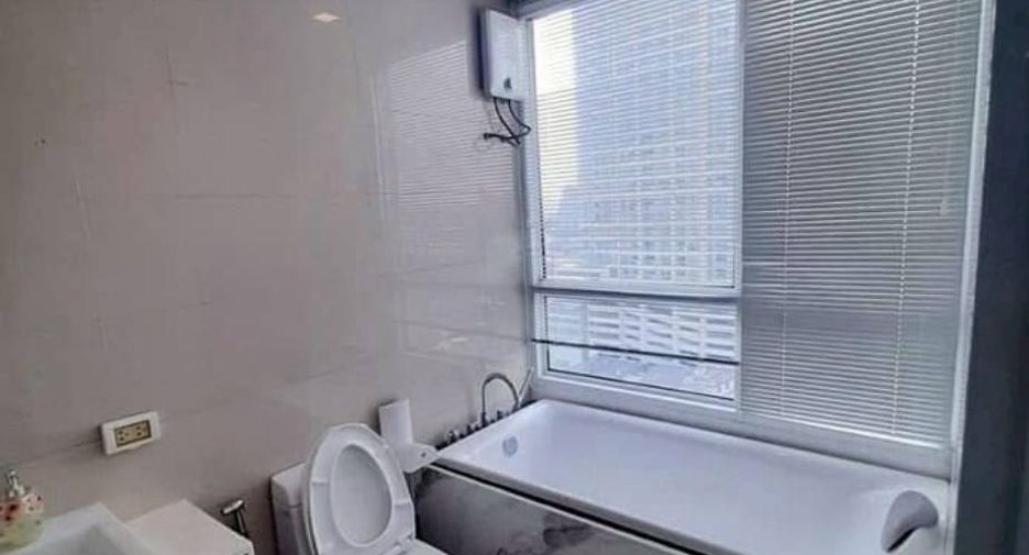 For rent 3 bedrooms condo in Khlong Toei, Bangkok