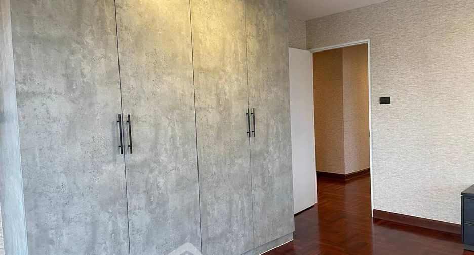 For rent 3 bedrooms condo in Watthana, Bangkok
