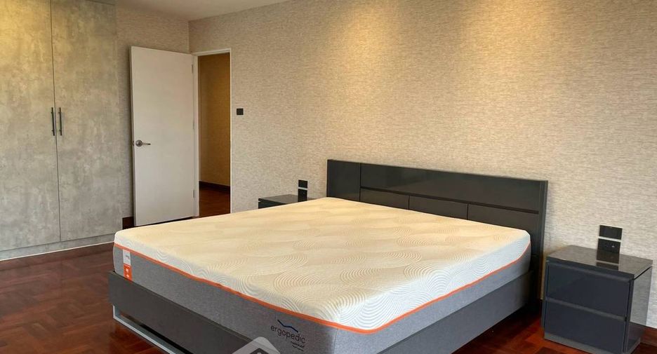For rent 3 bedrooms condo in Watthana, Bangkok