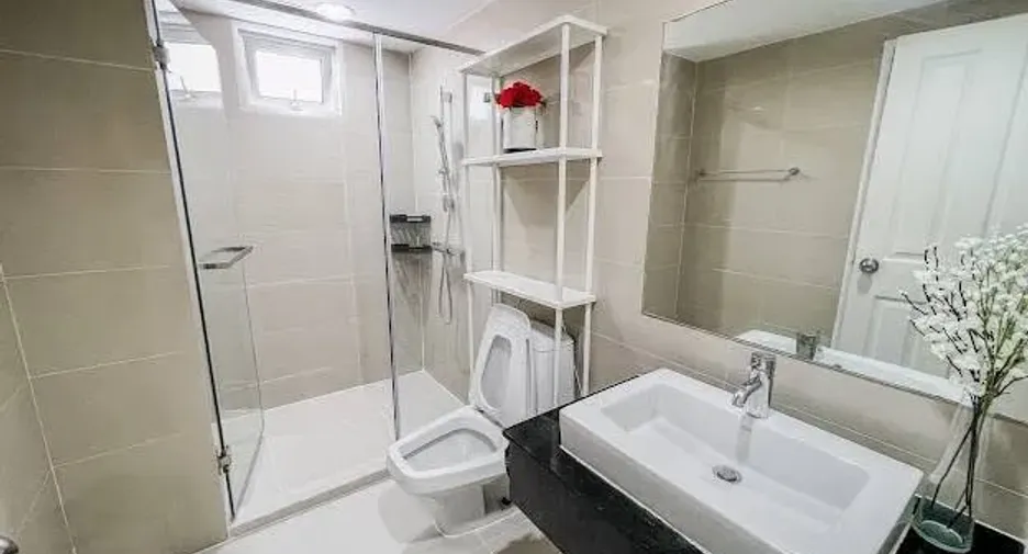 Condo en alquiler de 2 habitaciones en Huai Khwang, Bangkok