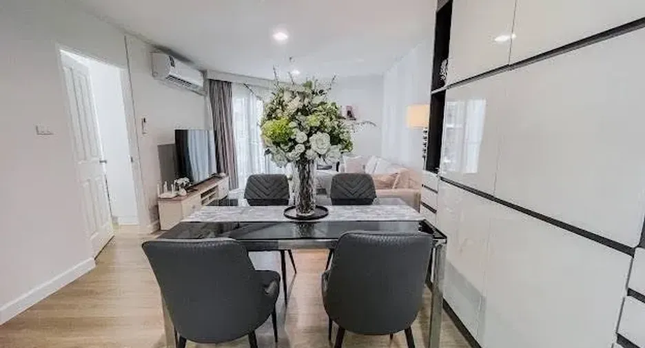 Condo en alquiler de 2 habitaciones en Huai Khwang, Bangkok