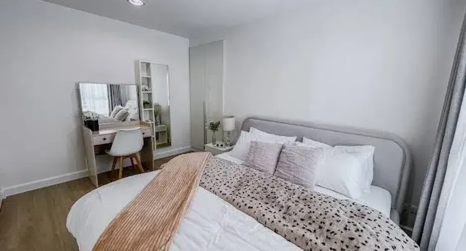 Condo en alquiler de 2 habitaciones en Huai Khwang, Bangkok