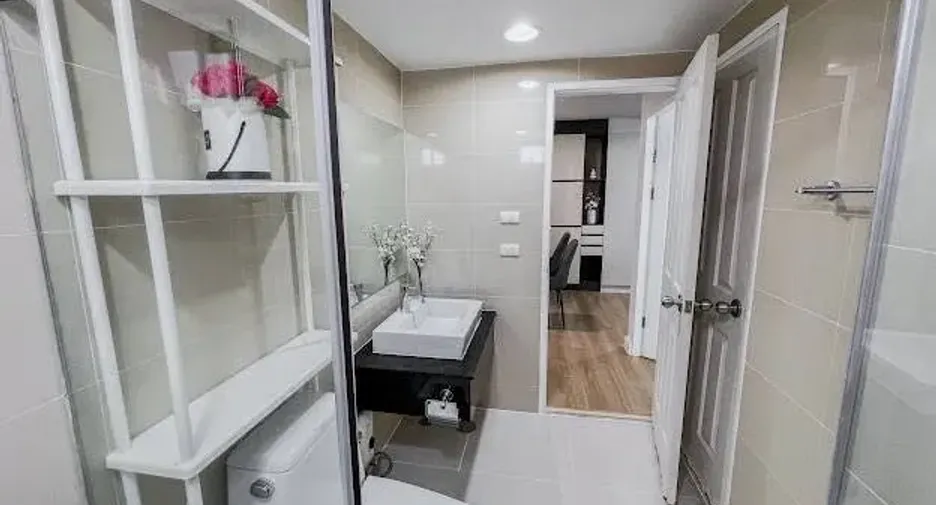 Condo en alquiler de 2 habitaciones en Huai Khwang, Bangkok