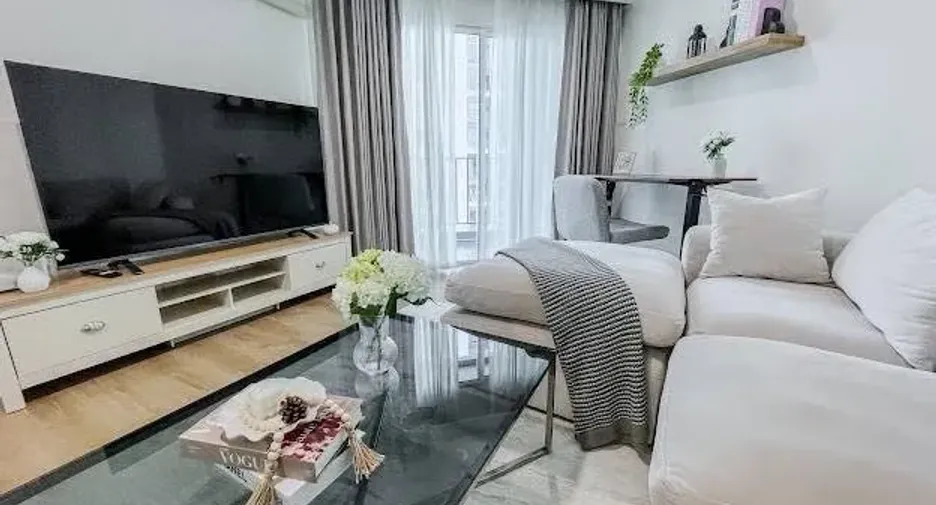 Condo en alquiler de 2 habitaciones en Huai Khwang, Bangkok