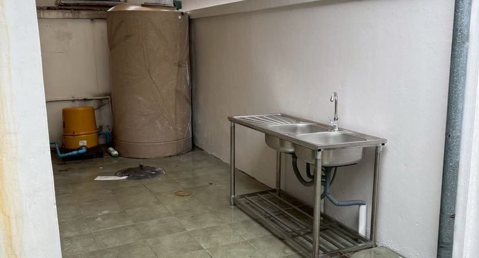 For rent 3 bedrooms townhouse in Bang Khen, Bangkok