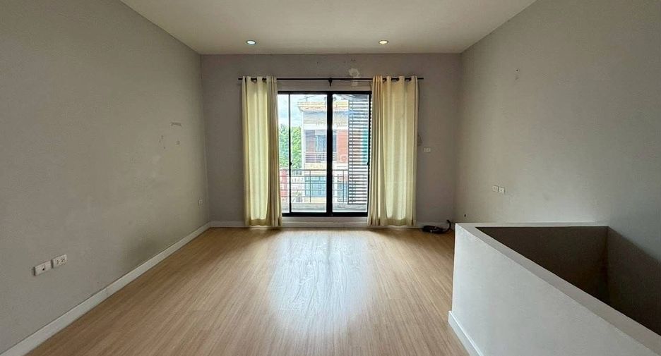For rent 3 bedrooms townhouse in Bang Khen, Bangkok