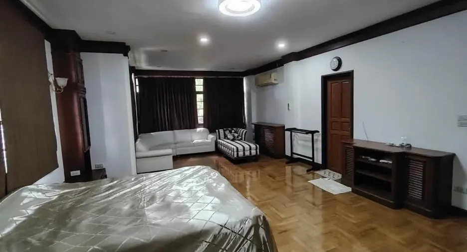 For rent 4 bedrooms house in Mueang Chiang Mai, Chiang Mai
