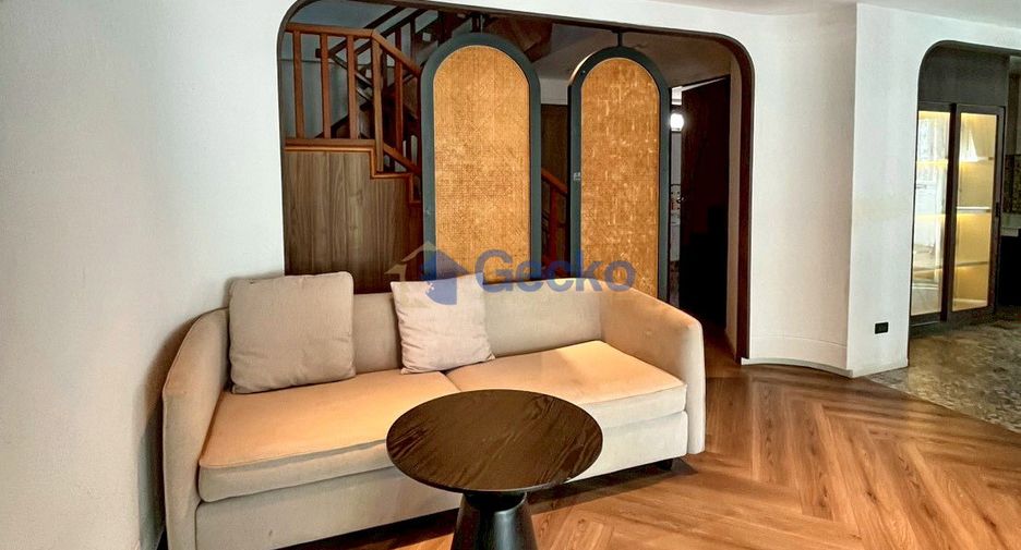 Casa en alquiler de 4 habitaciones en Bang Lamung, Chonburi