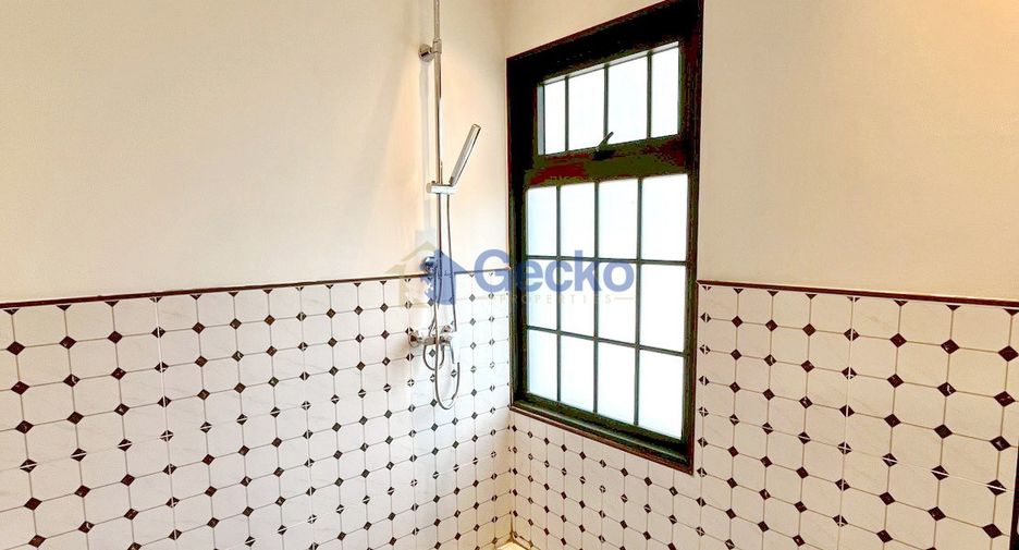 Casa en alquiler de 4 habitaciones en Bang Lamung, Chonburi