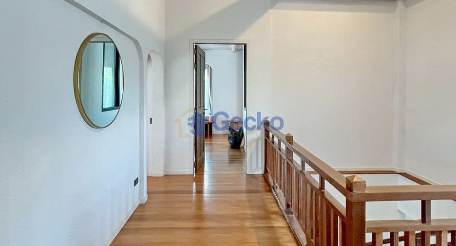 Casa en alquiler de 4 habitaciones en Bang Lamung, Chonburi