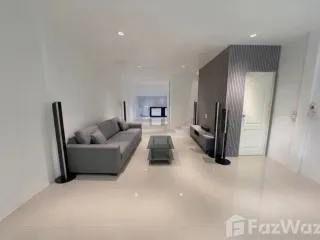 Reihenhaus zur Miete mit 3 Zimmer in Phra Khanong, Bangkok