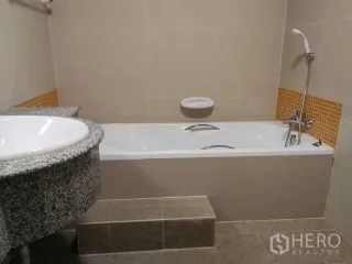 Oficina en alquiler de 3 habitaciones en Phra Khanong, Bangkok