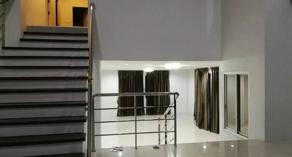 Oficina en alquiler de 3 habitaciones en Phra Khanong, Bangkok