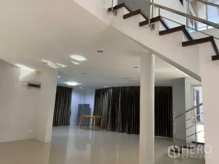 Oficina en alquiler de 3 habitaciones en Phra Khanong, Bangkok