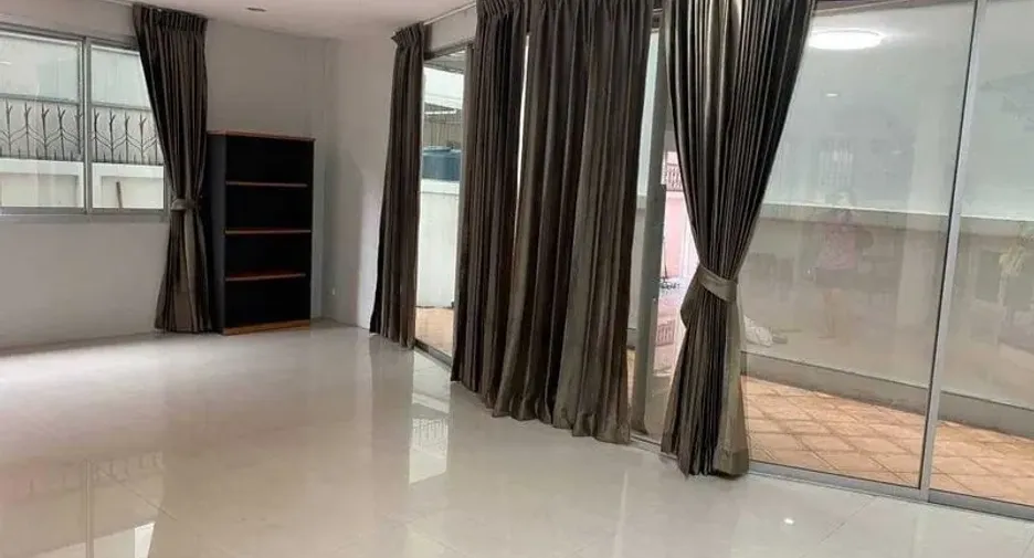 Oficina en alquiler de 3 habitaciones en Phra Khanong, Bangkok