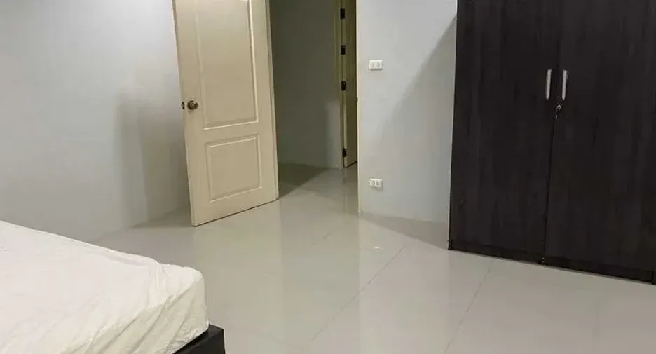 Oficina en alquiler de 3 habitaciones en Phra Khanong, Bangkok