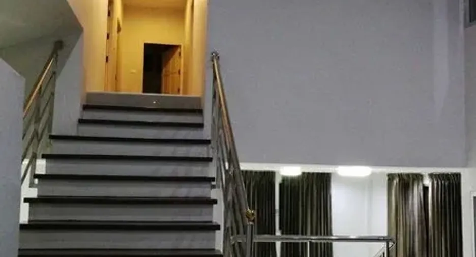 Oficina en alquiler de 3 habitaciones en Phra Khanong, Bangkok