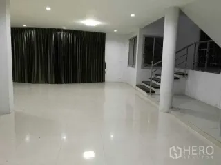 Oficina en alquiler de 3 habitaciones en Phra Khanong, Bangkok