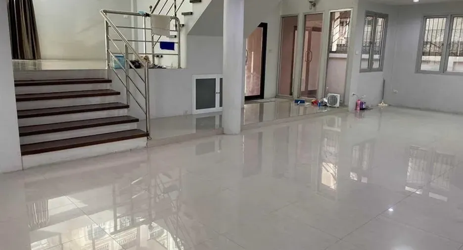 Oficina en alquiler de 3 habitaciones en Phra Khanong, Bangkok