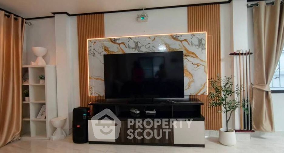 Villa en alquiler y en venta de 4 habitaciones en Bang Lamung, Chonburi