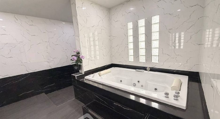 Villa en alquiler y en venta de 4 habitaciones en Bang Lamung, Chonburi