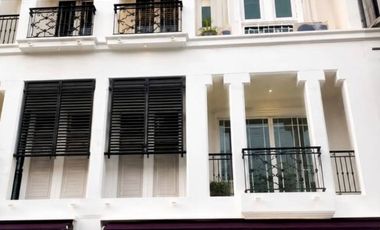 Reihenhaus zum Kauf mit 4 Zimmer in Phra Khanong, Bangkok