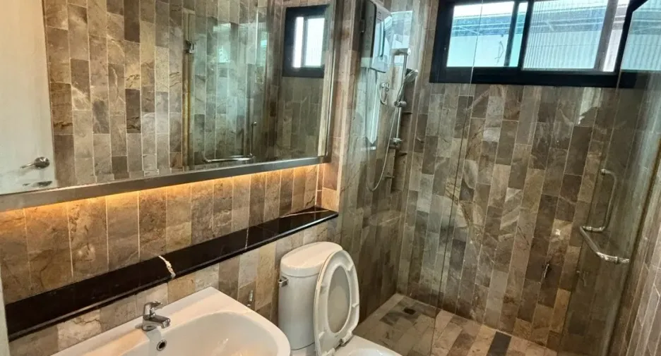 For sale 4 bedrooms house in Mueang Chiang Mai, Chiang Mai