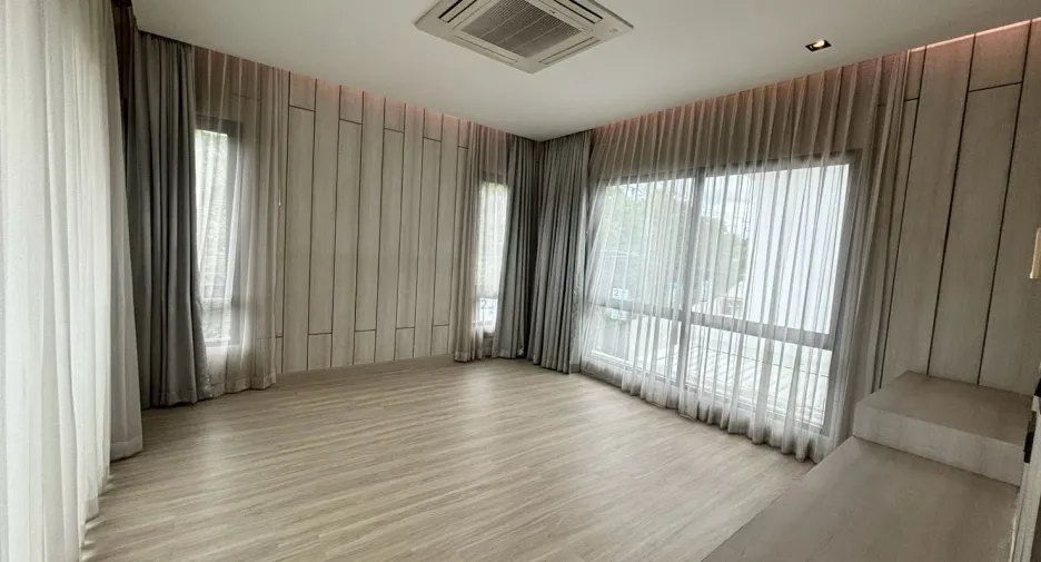 For sale 4 bedrooms house in Mueang Chiang Mai, Chiang Mai