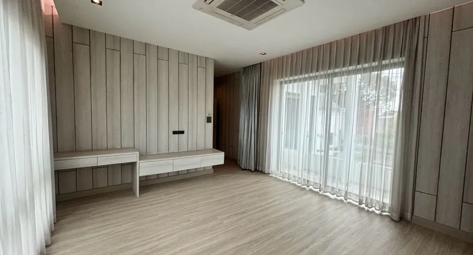 For sale 4 bedrooms house in Mueang Chiang Mai, Chiang Mai
