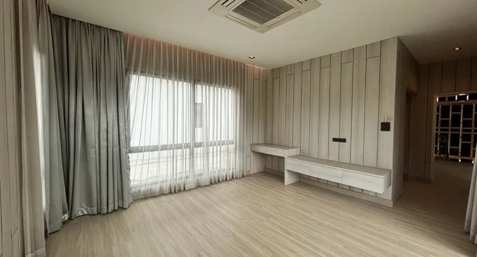For sale 4 bedrooms house in Mueang Chiang Mai, Chiang Mai