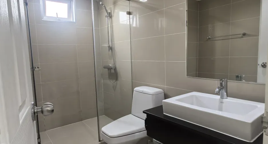 Condo en alquiler de 2 habitaciones en Huai Khwang, Bangkok