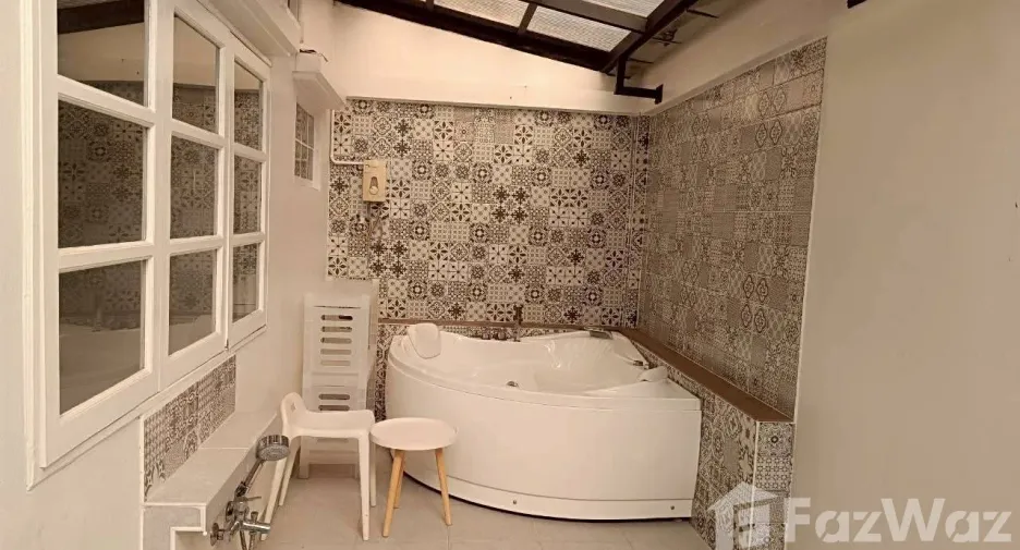 For rent 2 ベッドルーム house in Phra Khanong, Bangkok