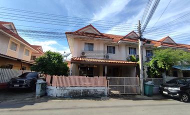 Casa adosada en venta de 3 habitaciones en Phra Samut Chedi, Samut Prakan