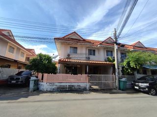 Casa adosada en venta de 3 habitaciones en Phra Samut Chedi, Samut Prakan