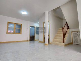 Casa adosada en venta de 3 habitaciones en Phra Samut Chedi, Samut Prakan
