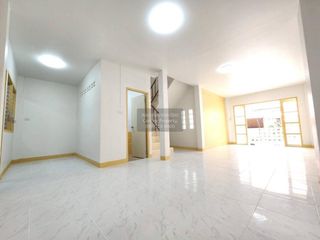 Casa adosada en venta de 3 habitaciones en Phra Samut Chedi, Samut Prakan