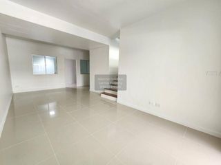 Casa adosada en venta de 3 habitaciones en Bang Phli, Samut Prakan