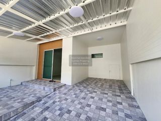 Casa adosada en venta de 3 habitaciones en Bang Phli, Samut Prakan
